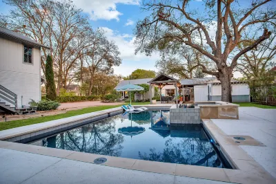 Lavish Retreat - Private Pool, Hot Tub Access