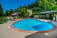 Panoramic Golf Course Views and Spacious Outdoor Living - Luxurious Retreat