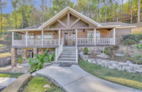 Guntersville  Lakefront Home. Pool & Boathouse. Pontoon boat & jet skis rentals