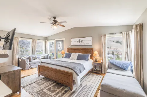 Spectacular Mountain Views and Private Hot Tub - Exquisite Multi-Level Haven