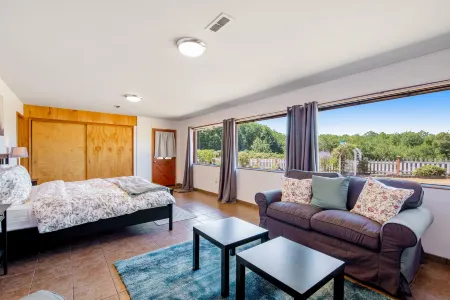 Family-Friendly Home with High-Speed WiFi, Water View, W/D, and Enclosed Yard Отели в г. Порт Ладлоу