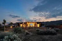 In-Ground Pool and Hot Tub - Stunning Desert Oasis