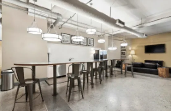 2BR Cozy Downtown Loft with Indoor Pool & Gym