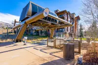 Beautiful mountain home with pool, hot tub, balcony, washer/dryer & WiFi