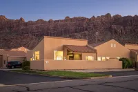Private Hot Tub and Community Pool Access - Luxurious Cozy Oasis