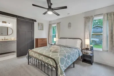 Pooler Charm: Cozy Retreat Minutes from Savannah Hotels near Publix Super Market At Blue Moon Crossing