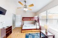 Contemporary beach house within walking distance to beach + central AC & WiFi Hotels in Upper Grand Lagoon