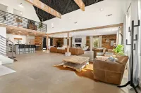 Private Pond and Epic Living Space - Cozy Charming Escape Hotels in Bella Vista