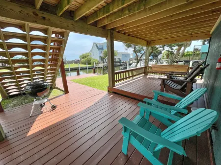 Canal Docking and Spacious Decks - Inviting Family Retreat