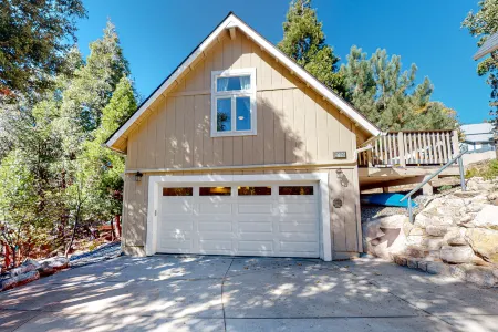 Fantastic wooded retreat with wraparound deck, gas grill, WiFi, & game room Отели рядом с достопримечательностью «Lollipop Park»