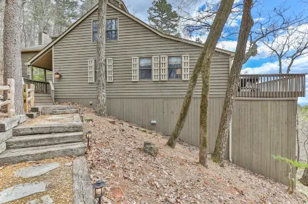 Stunning Mountain Views and Cozy Outdoor Spaces - Inviting Lodge Retreat