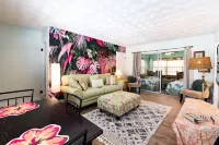 Steps to Beach with Spacious Living and Kitchen - Tropical Escape Hoteles en Cocoa Beach