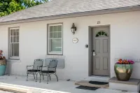 Tranquil Getaway - Stylish Suite with Pool Access