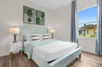 Screened Pool and Game Room with Family Amenities - Elegant Retreat Hotels in Osceola County