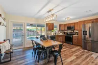 Pool*grill*fenced yard*pets ok*3 bedroom*2 bath*6 minutes to beach*private home