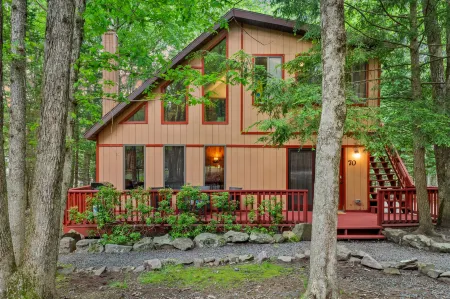 Charming Retreat with Lake Access and Spacious Yard - Delightful Haven