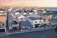 Sunny Patio and Close to the Beach - Vibrant Coastal Haven