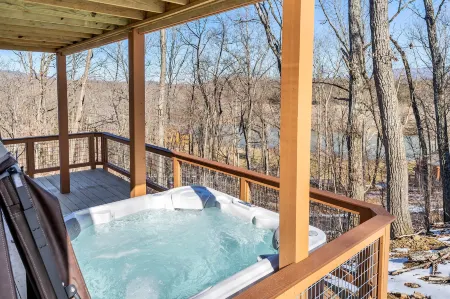 Private Balcony and Hot Tub Oasis - Charming Luxurious Retreat