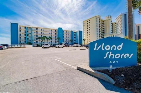 Island Shores Отели рядом с достопримечательностью «W Beach Blvd»