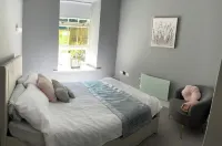 2 Bed Woodland Retreat - Garden & Free Parking - Homestays