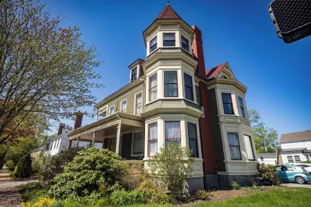 The Gregory House in Southern Maine close to many beaches & popular destinations