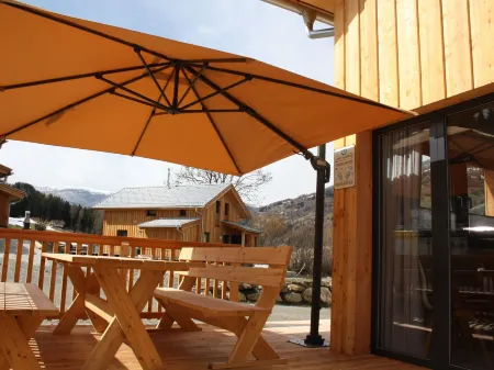 Lovely Chalet With hot tub