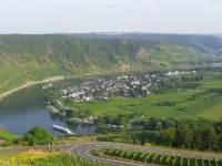 Home for 5 Persons in 1350 Year Old Mosel Town Hotels in Ediger-Eller