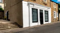 The Old Paint Shop Apartment - Centrally Situated - parking