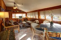 The Queen, A Victorian Bed & Breakfast Hotels in Boggs Township