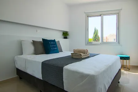 Phaedrus Living: Seaside Luxury Flat Lighthouse 65 Отели рядом с достопримечательностью «Царские гробницы»