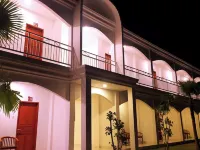 Puri Lovina Hotel Отели рядом с достопримечательностью «Пляж Ловина»