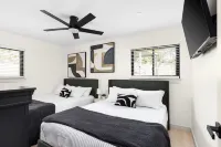 Luxury Zilker Home Pool Hot Tub Kitchen