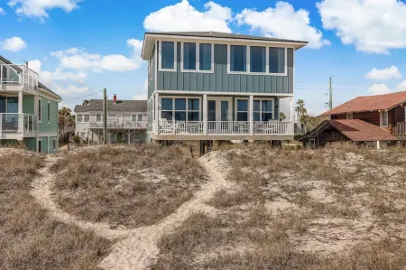 Magnificent Modern Beach House with Ocean View from All Rooms by RedAwning Отели рядом с достопримечательностью «Amelia Island Lighthouse»