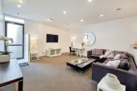 Spacious 2Br Near Westfield Newmarket Hotels in Newmarket