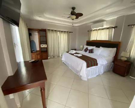 La Isla Resort Hotels in Caye Caulker