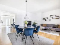 Sanders Leaves - Chic 3-Bdr Apt with City View Hotels in 