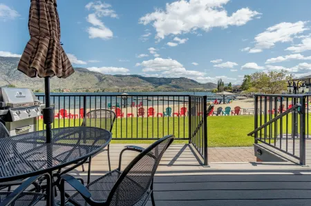 Safari Beach Resort Отели рядом с достопримечательностью «NK'MIP Cellars»