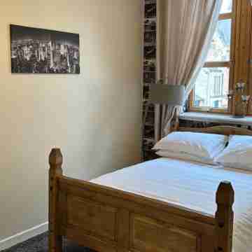 Central Glasgow Apt - Sleeps 2 & FreeParking During Weekend Rooms