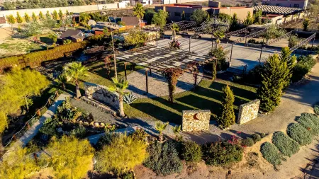 Luna Del Valle Отели рядом с достопримечательностью «Adobe Guadalupe Vineyards & Inn Aztec Breeding Farm»