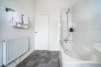 Modern Spacious 2 Bedroom House in Leigh, Free Parking