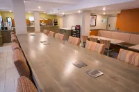 Holiday Inn Express & Suites FREDERICTON by IHG - breakfast