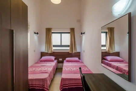 Blue Harbour 2 Bedroom Seafront Apartment with Large Terrace and BBQ in St Pauls Bay Отели в г. Сан-Пауль-иль-Бахар