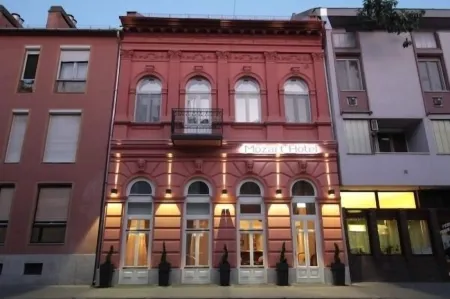 Mozart Hotel Отели рядом с достопримечательностью «Botanical Garden of the University of Szeged»