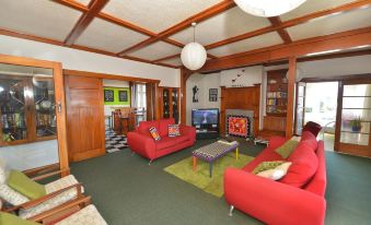 Ducks & Drakes Boutique Motel & Backpackers
