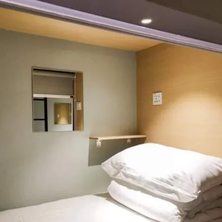 Attrus by LSE - Hostel Отели рядом с достопримечательностью «Торговый центр JB City Square»
