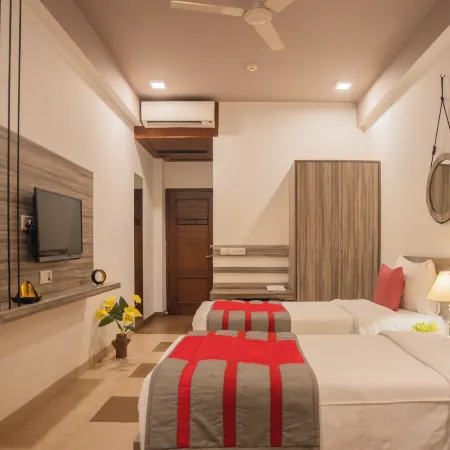 Ahuja Residency Parklane Отели рядом с достопримечательностью «Офис IndiGo»
