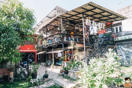 The Roo Classic Hometel Отели рядом с достопримечательностью «Wat Bo Thong»