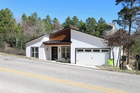 Master suite/ Soaking Tub/ Spacious Kitchen