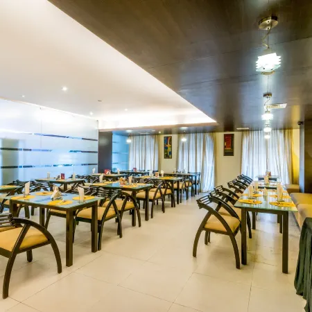 Octave Hotel - Double Road Отели рядом с достопримечательностью «Торговый квартал Ганди-Базар»