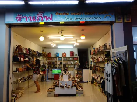 Honghub Sakon Hotel Отели рядом с достопримечательностью «Wat Phra That Choeng Chum Worawihan»